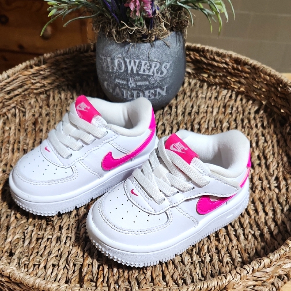 BABY NIKES